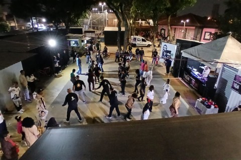 PROJETO  CULTURAL GRATUITO  NA ZONA LESTE DE SP  CHARME BLACK NA PRAÇA